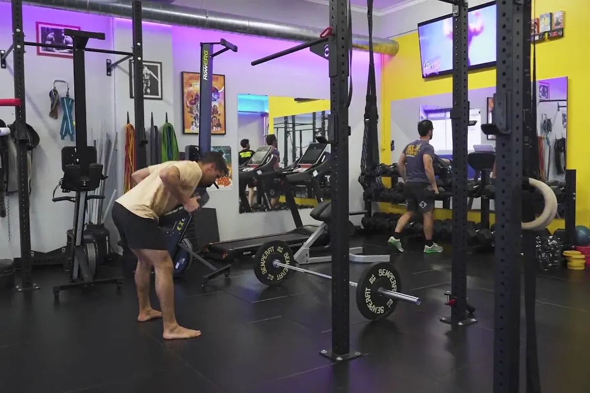 Members training during Open Gym at Be Water Lisboa on a quiet morning