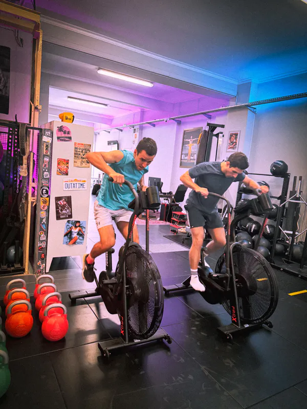 Dois atletas a treinar em assault bikes no Be Water Lisboa