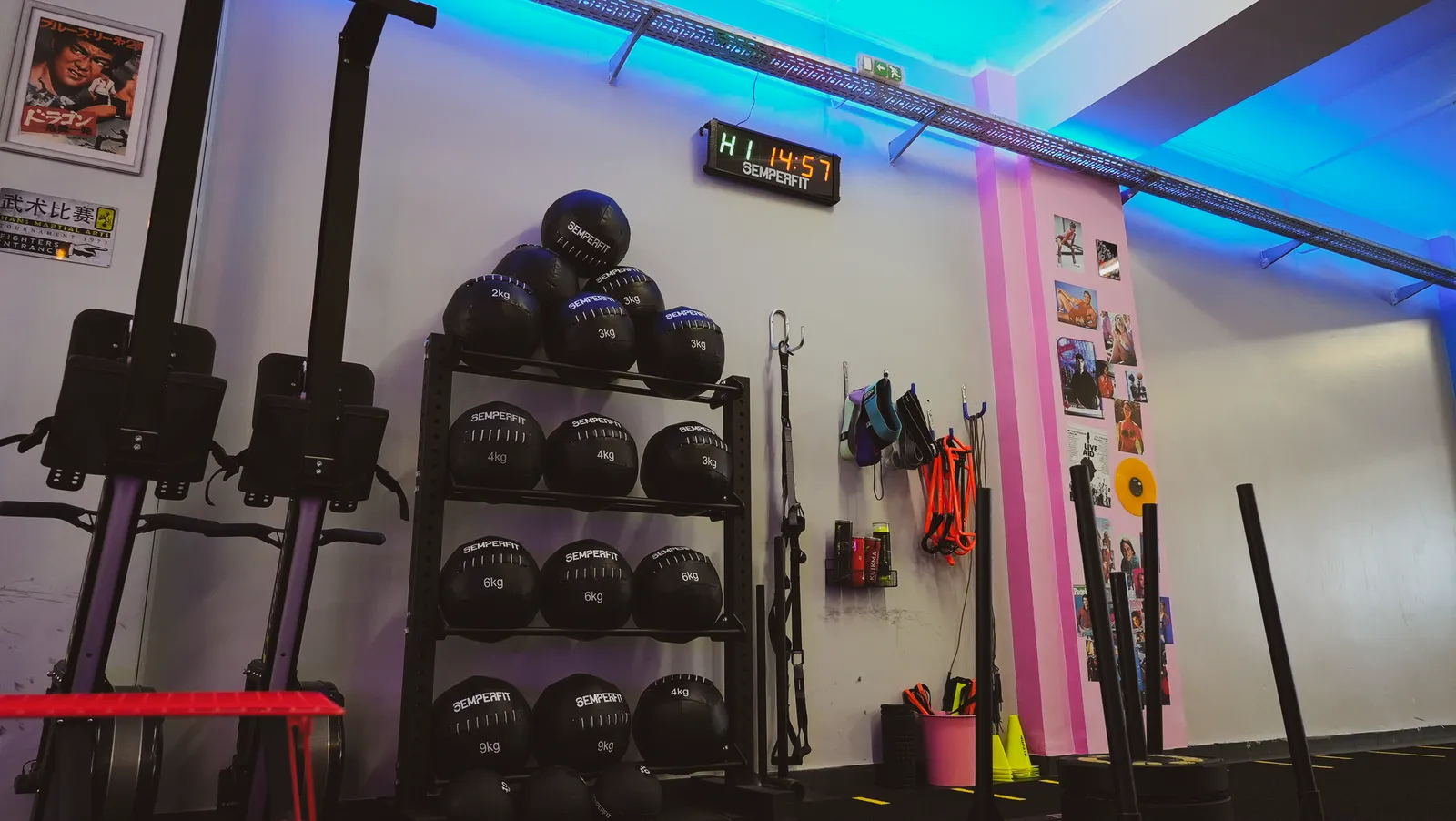Suporte com medicine balls SemperFit no BE WATER