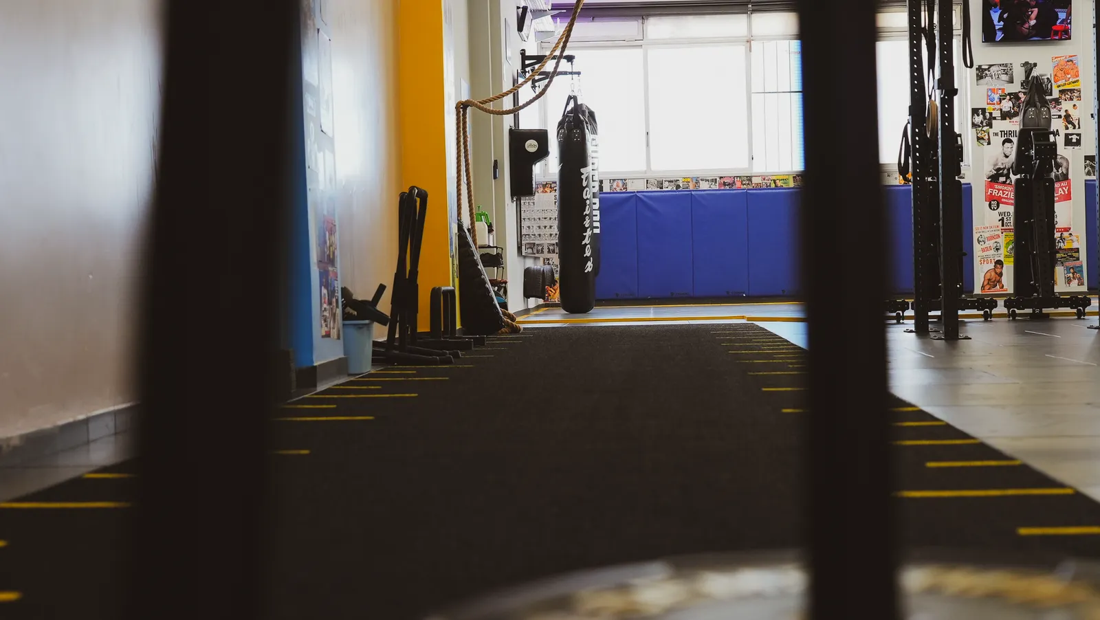 Área funcional do BE WATER com saco de boxe e tatami