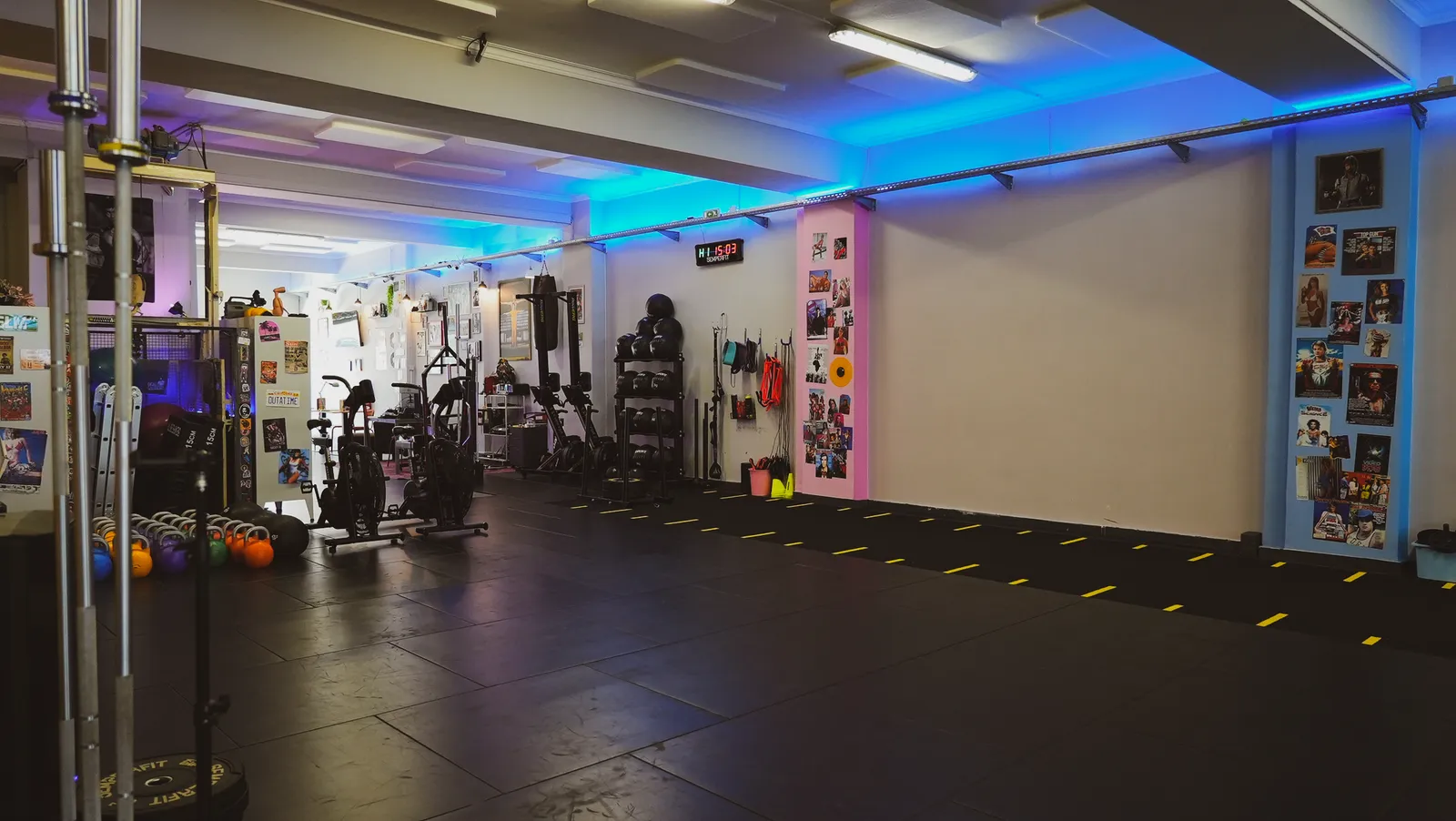 Área funcional do BE WATER com assault bikes e luz azul