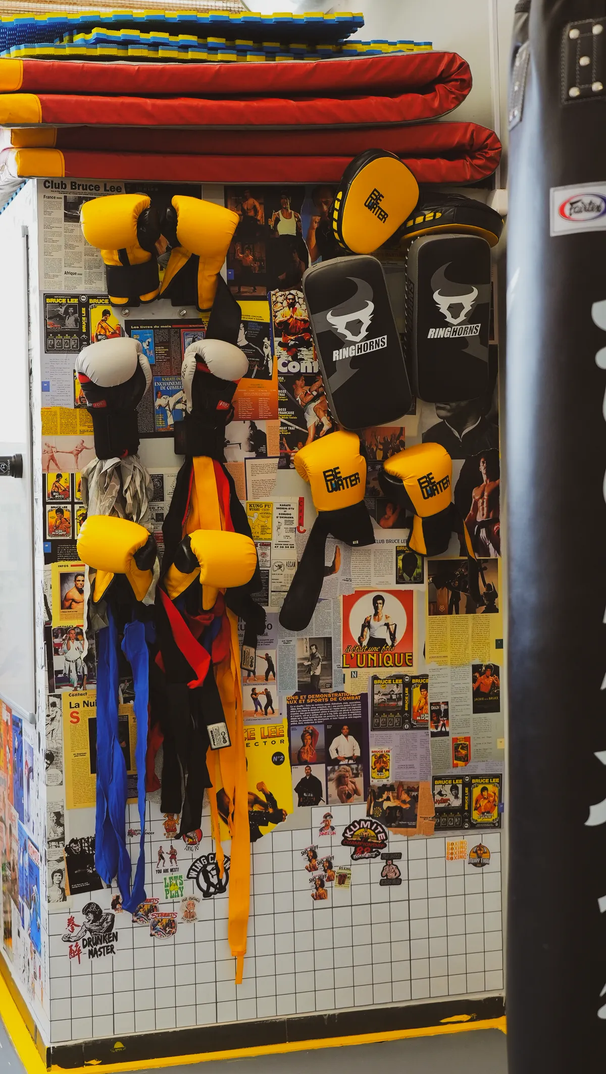 Luvas e manoplas de boxe BE WATER em exposição
