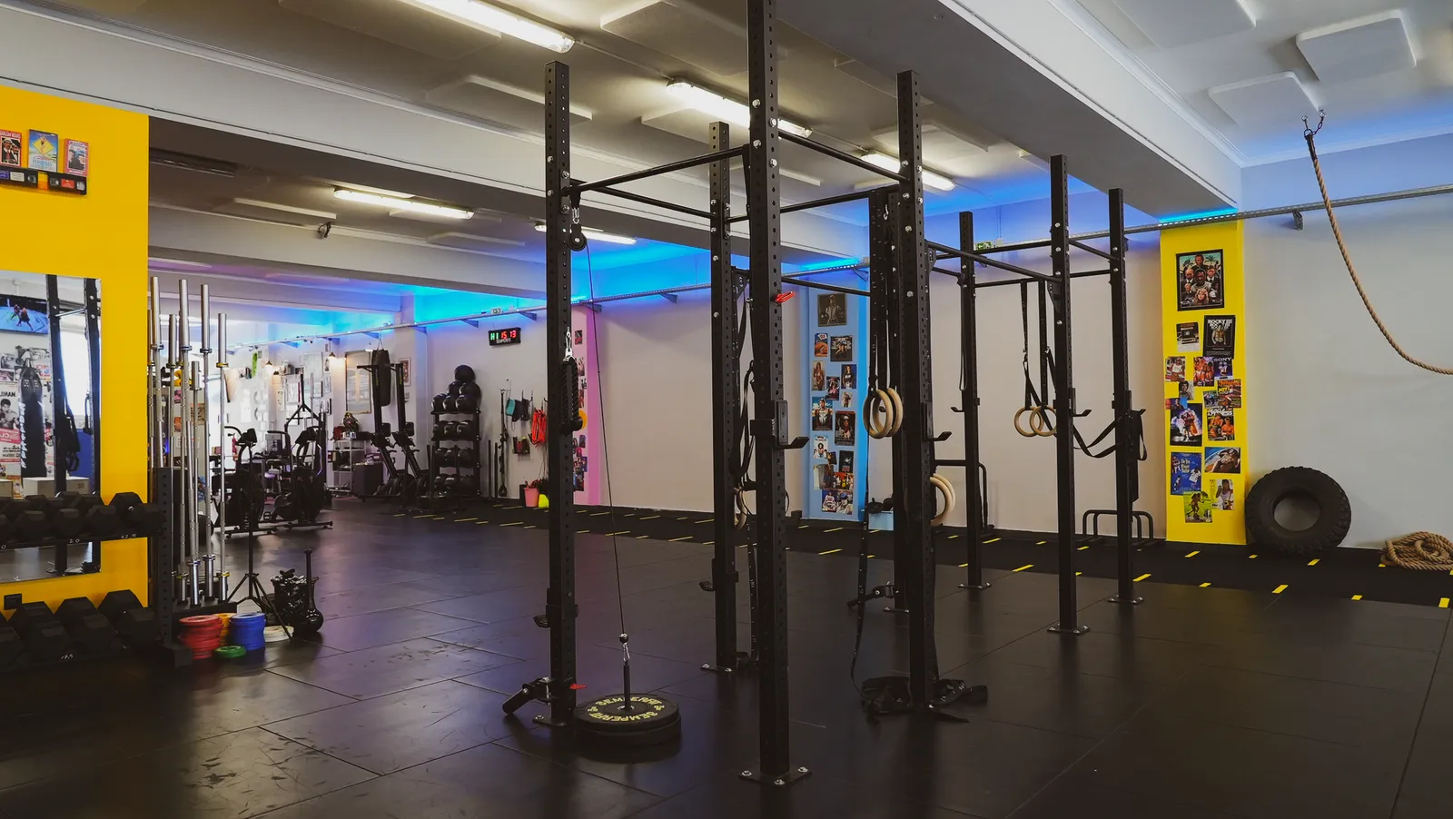 Zona de racks do BE WATER com argolas, pneu e luz natural