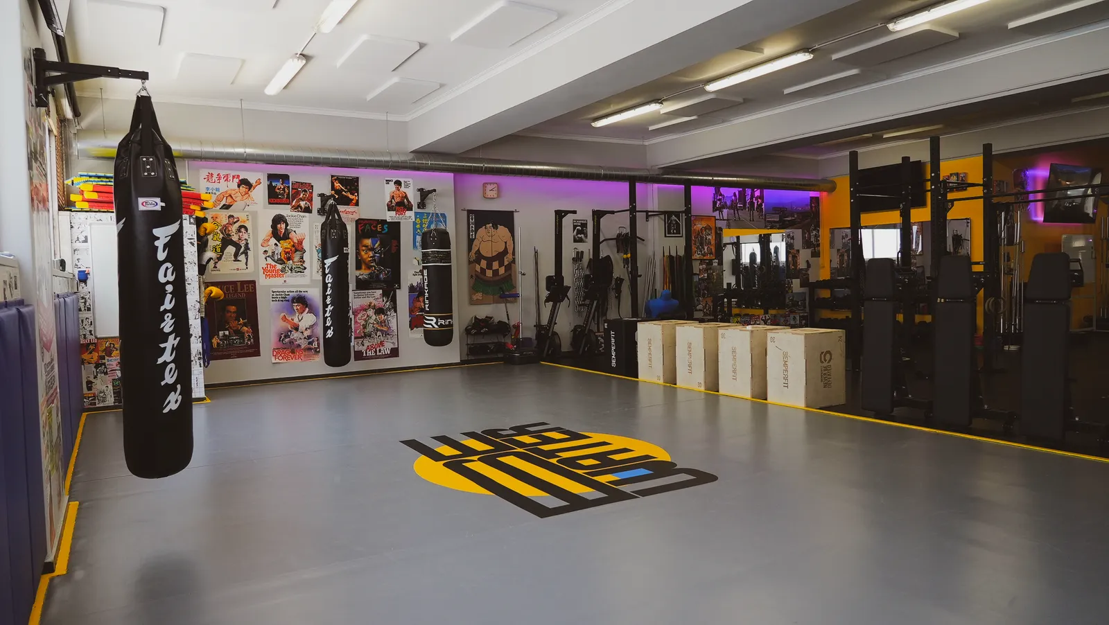 Dojo do BE WATER com logótipo no chão e espelho