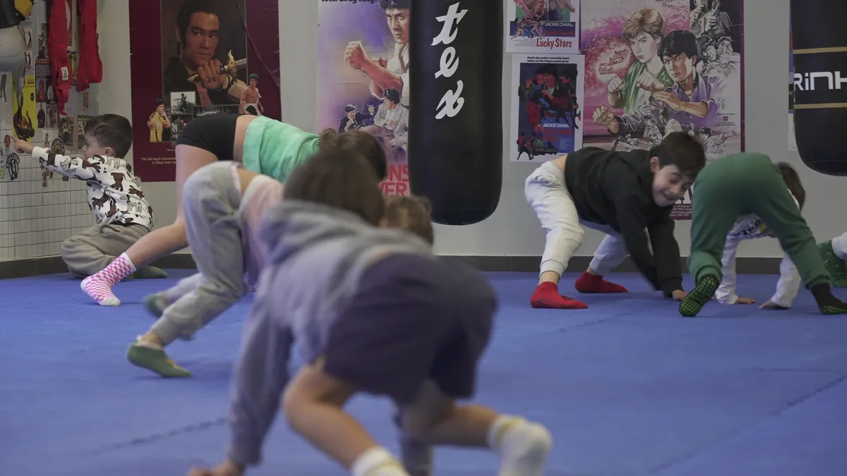 Criança a gatinhar com medicine balls