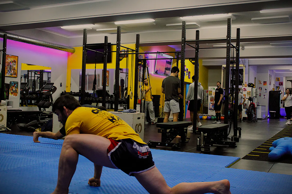 Treino de kicks no saco pesado