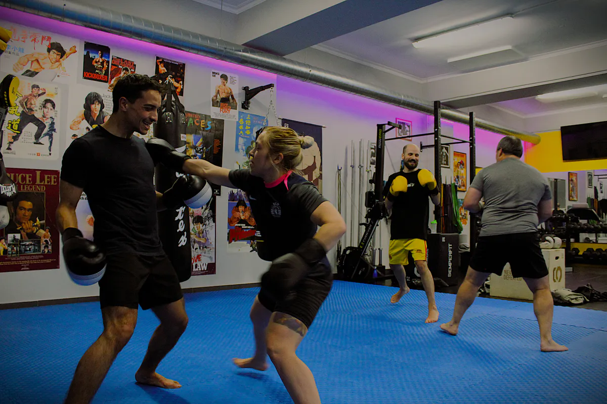 Técnica de clinch e joelhos