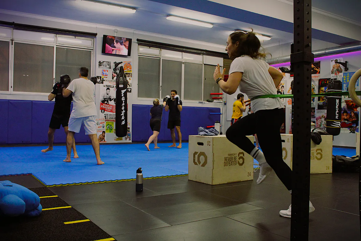 Aula de Muay Thai — condicionamento e técnica