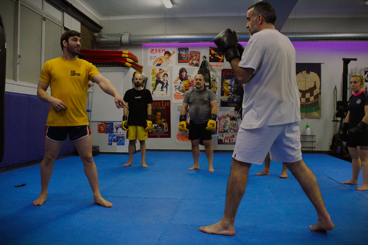 Técnica de elbow e clinch no Be Water