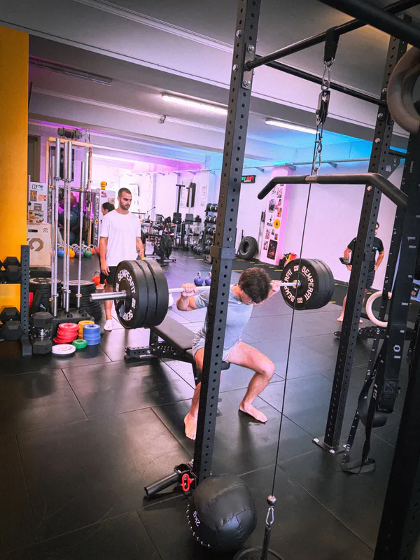Exercício de força com barra no Be Water